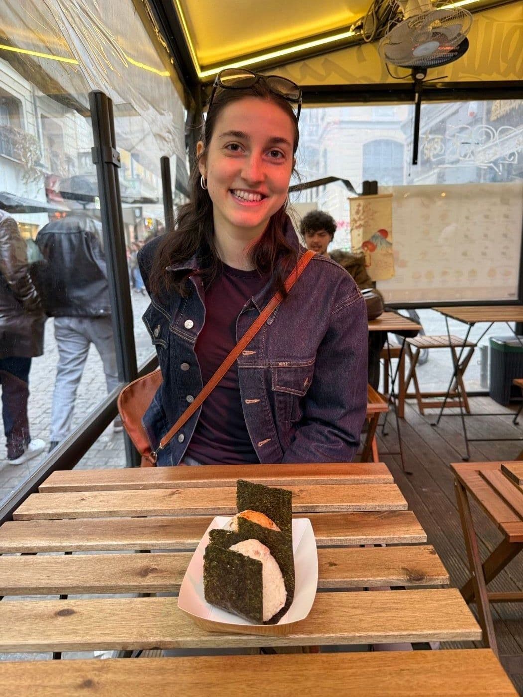 Emily, sorridente, in un locale di Milano